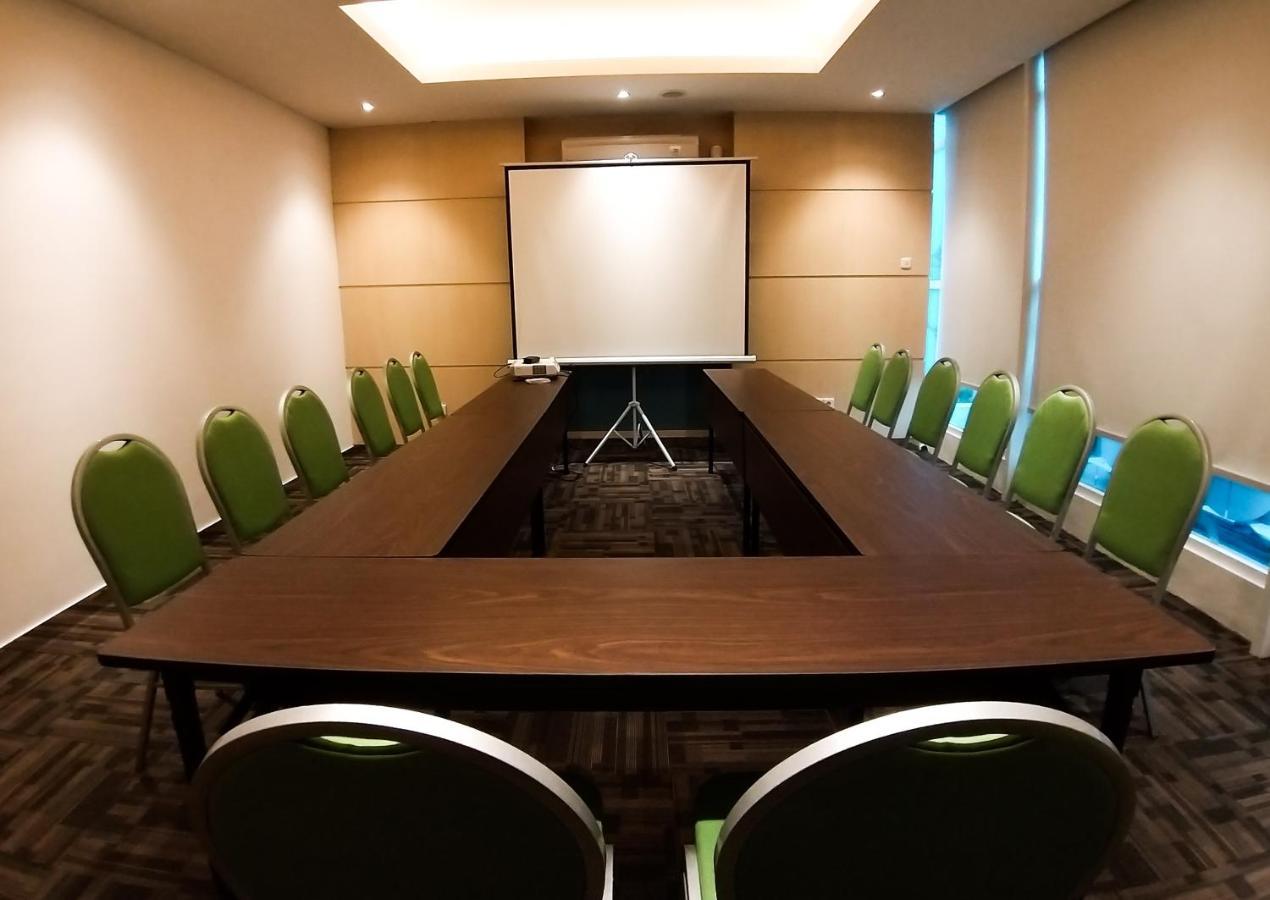 Zest Parang Raja Solo By Swiss-Belhotel International Bonorejo Exterior photo